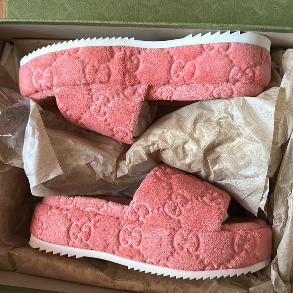 NIB Gucci pink terry cloth platform slides sandals IT 39.5 US 9.5